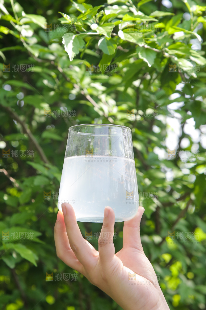 手里端着一杯椰子汁