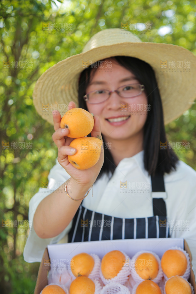女孩手里拿着新鲜大枇杷