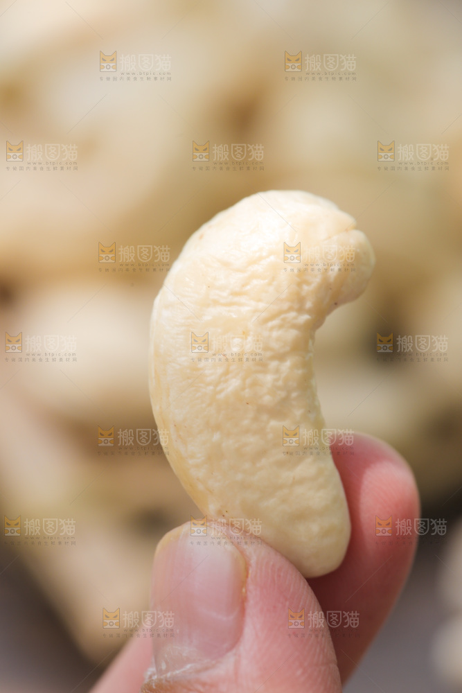 手里拿着腰果仁