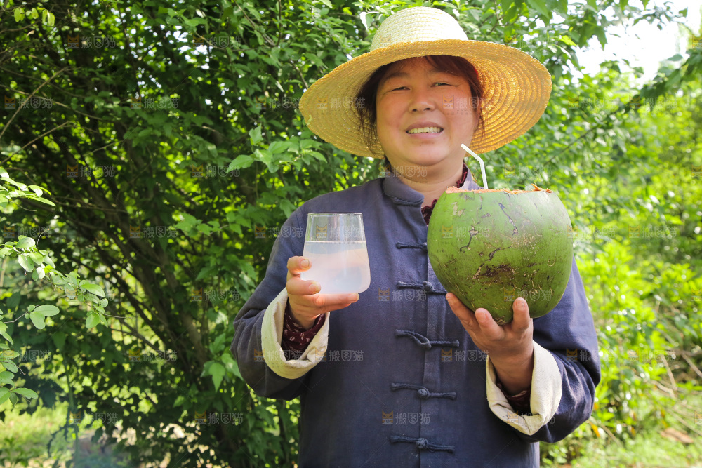 女人手里端着一杯椰汁