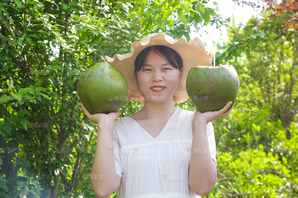 女孩手里拿着椰青