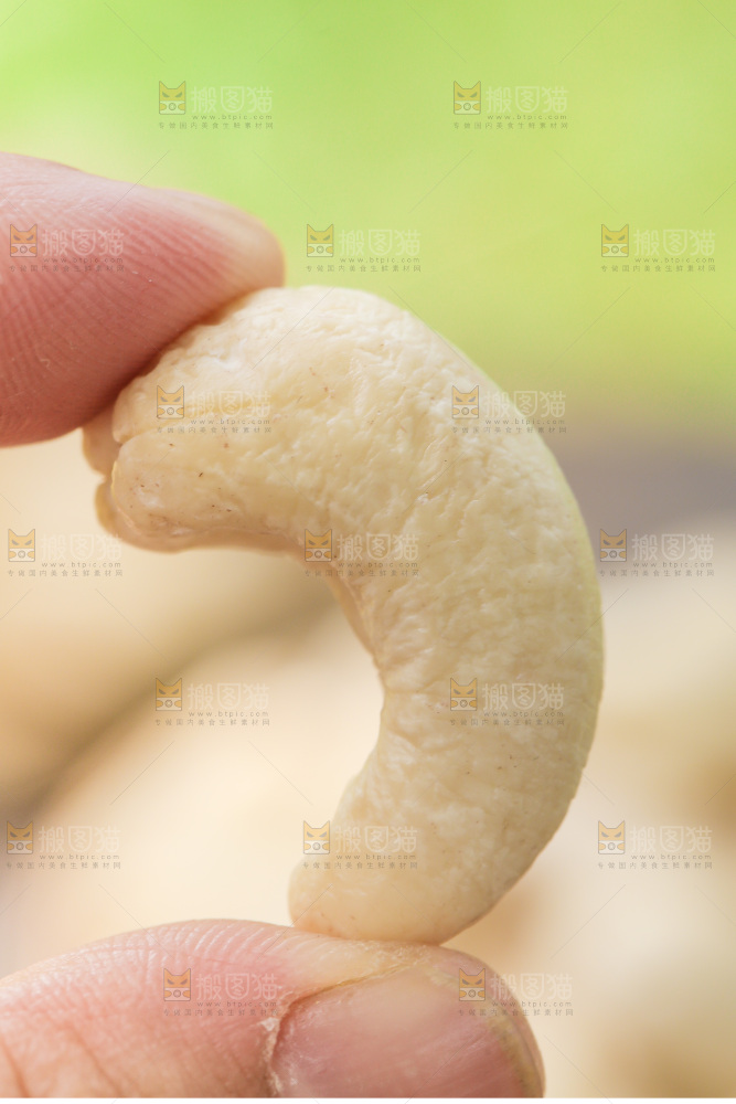 手里拿着大腰果仁