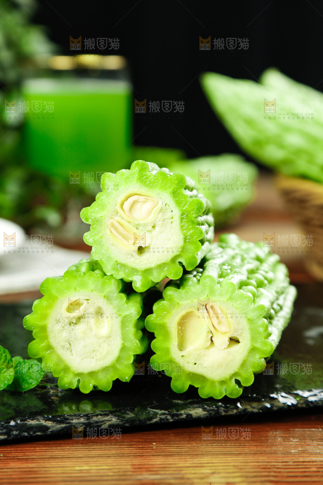 木底上的新鲜苦瓜