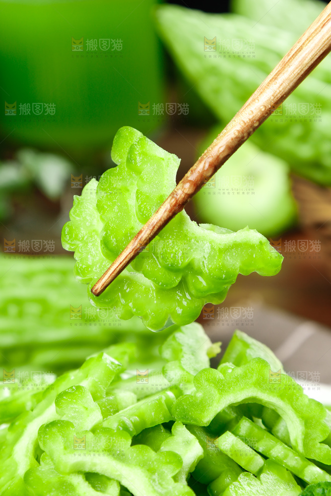 木底上的新鲜苦瓜