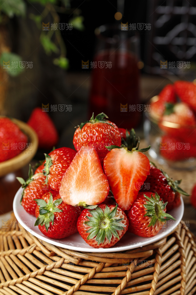 深底上的丹东草莓