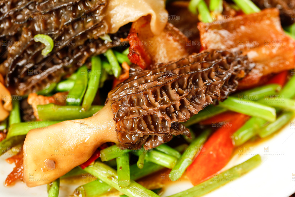 木底上的羊肚菌炒腊肉