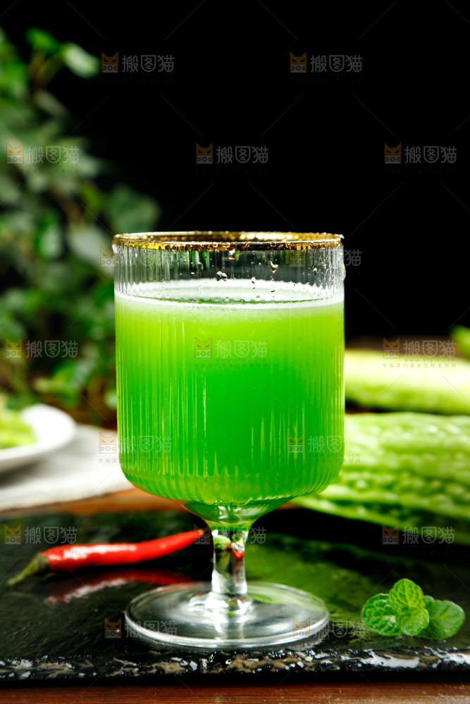 木底上的新鲜苦瓜
