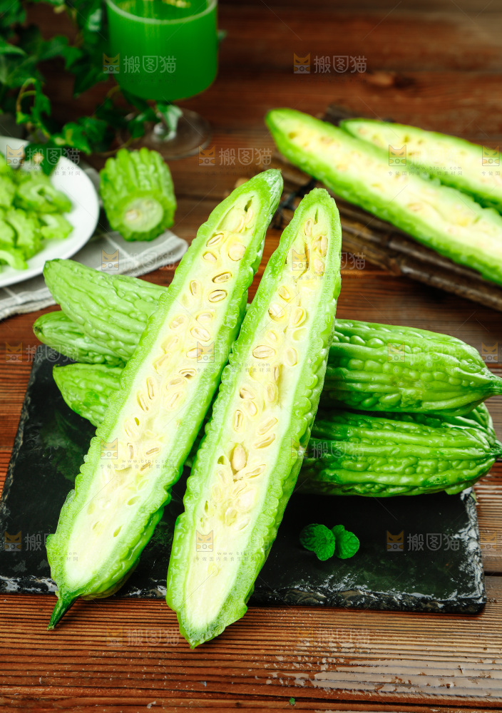 木底上的新鲜苦瓜