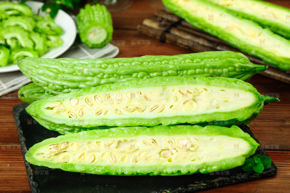 木底上的新鲜苦瓜
