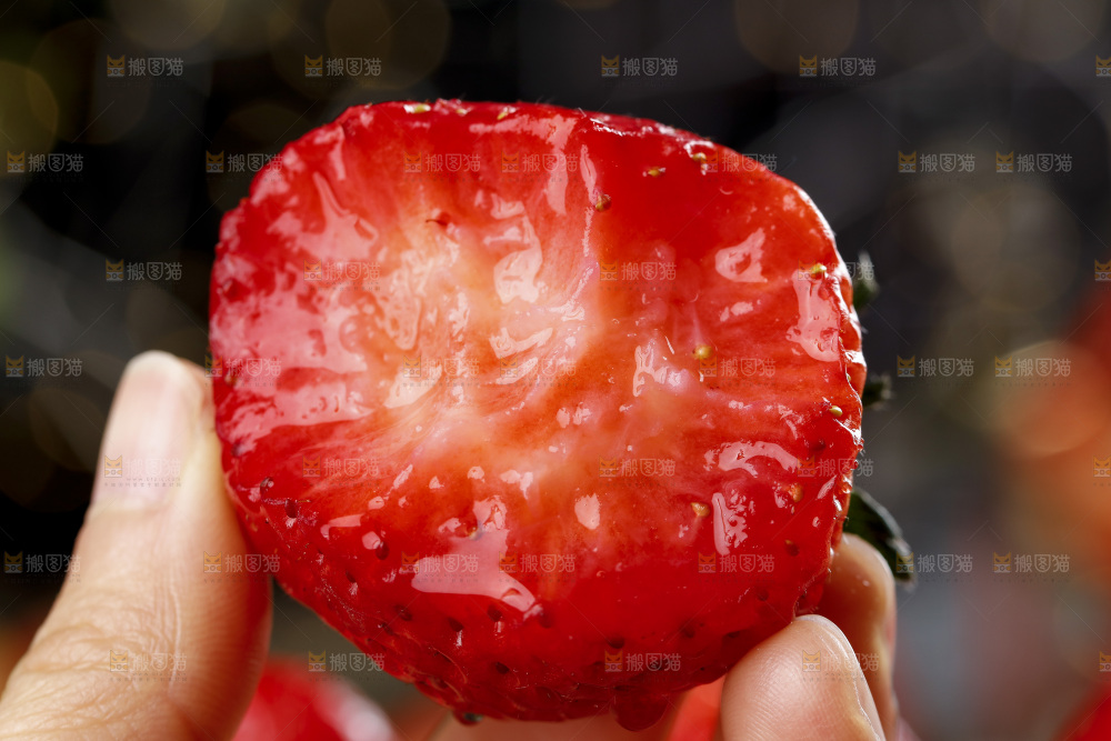 深底上的丹东草莓