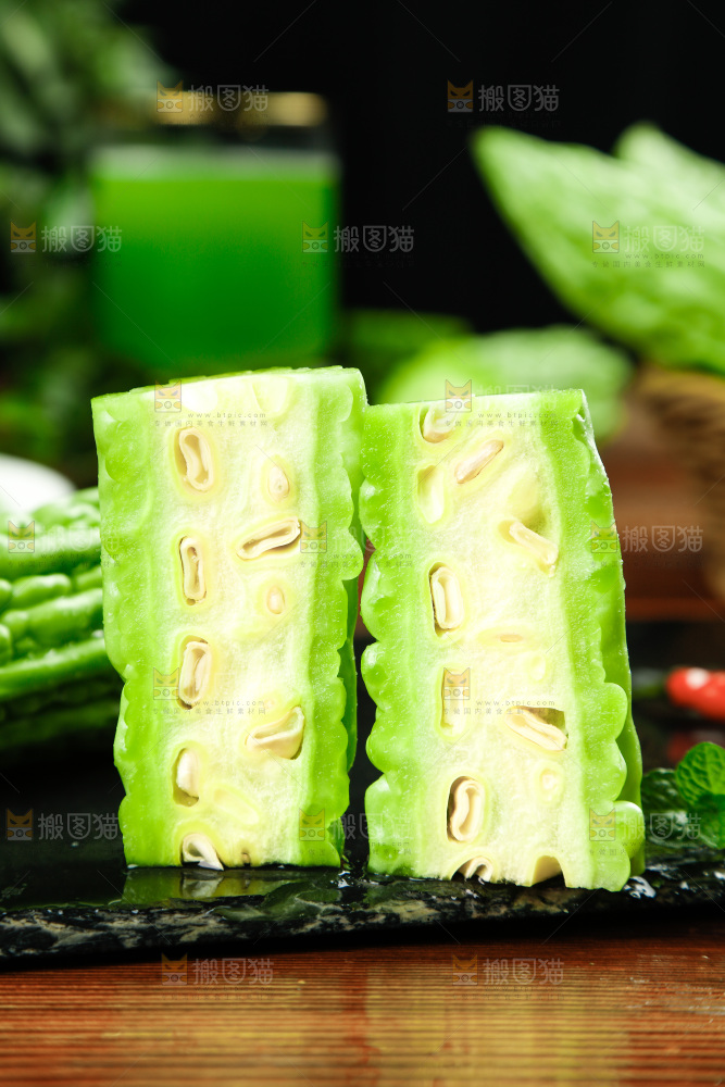 木底上的新鲜苦瓜