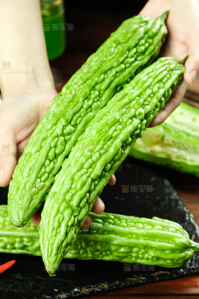 木底上的新鲜苦瓜