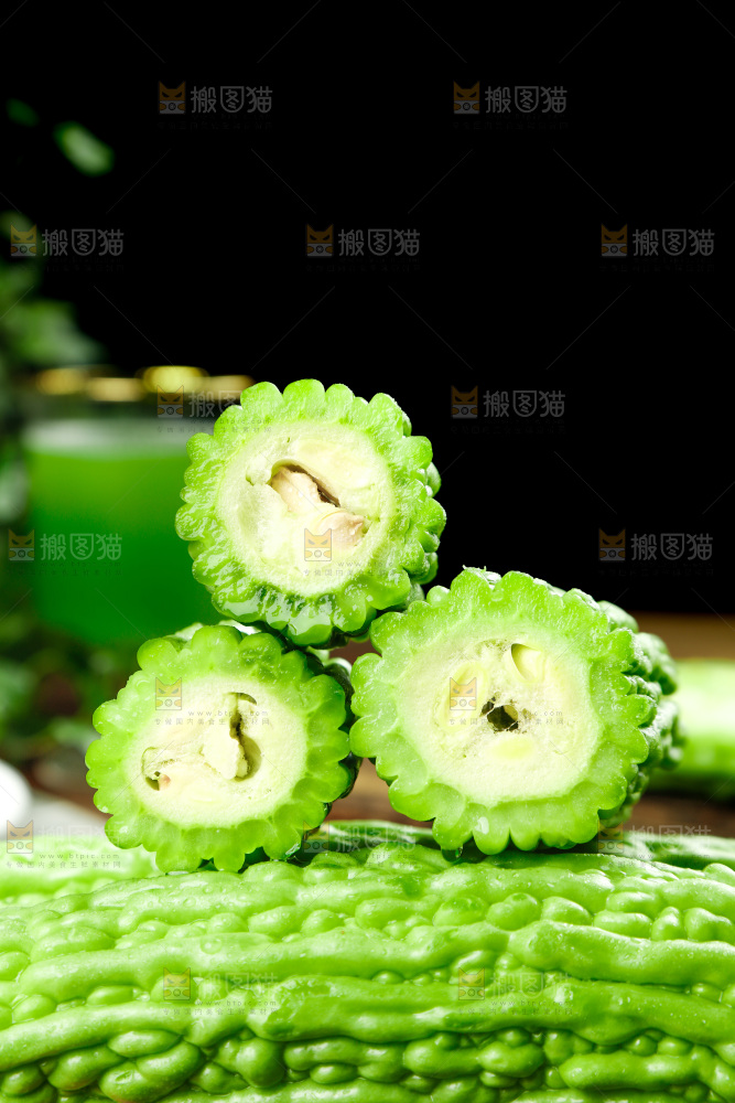 木底上的新鲜苦瓜
