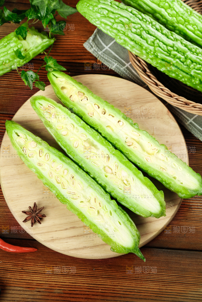 木底上的新鲜苦瓜