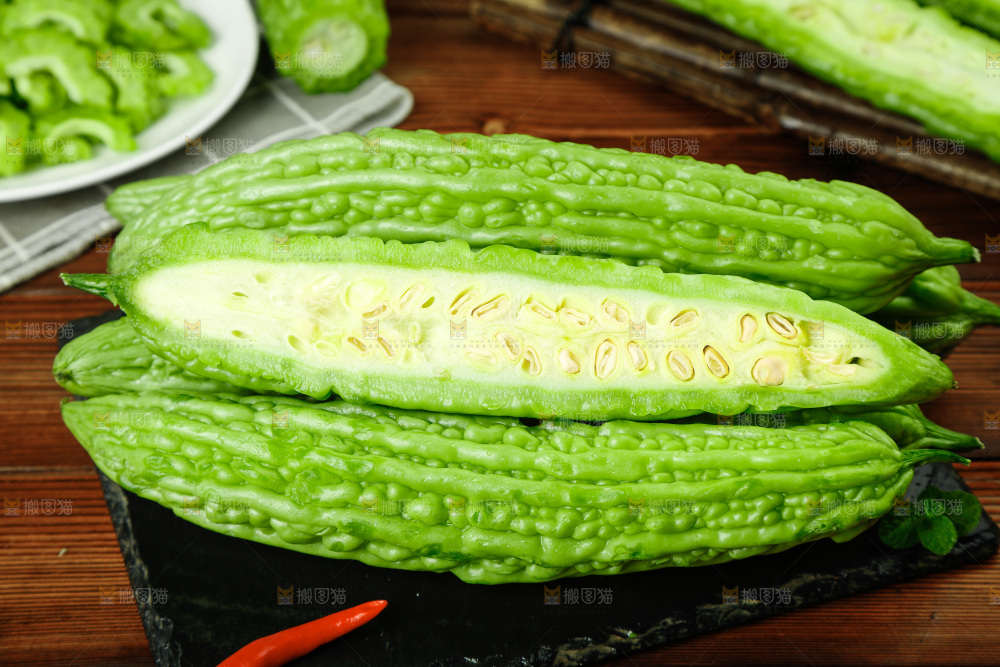 木底上的新鲜苦瓜