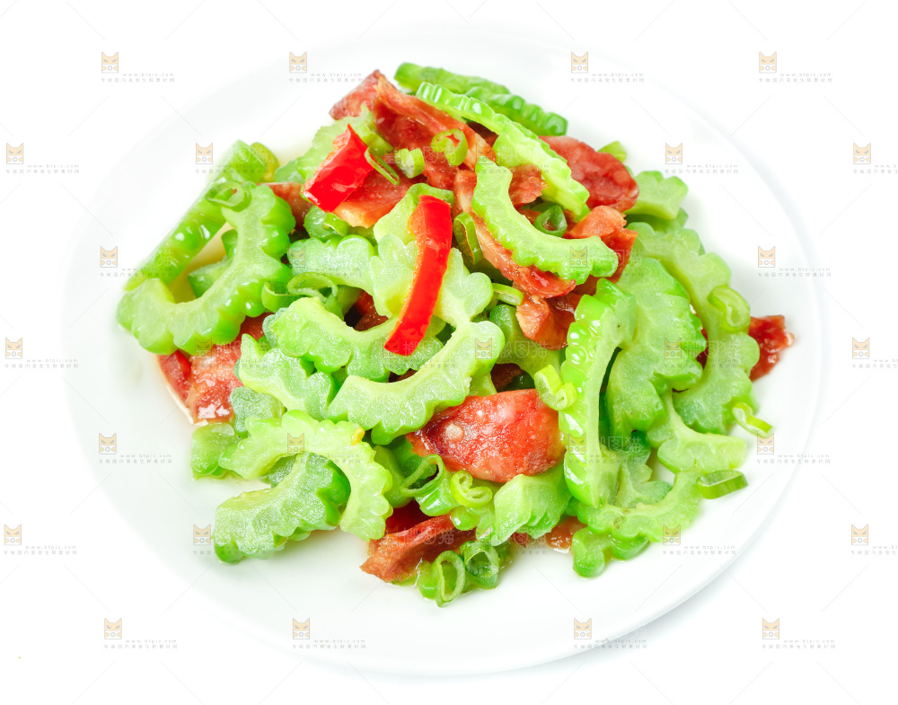 盘子里的苦瓜炒腊肠