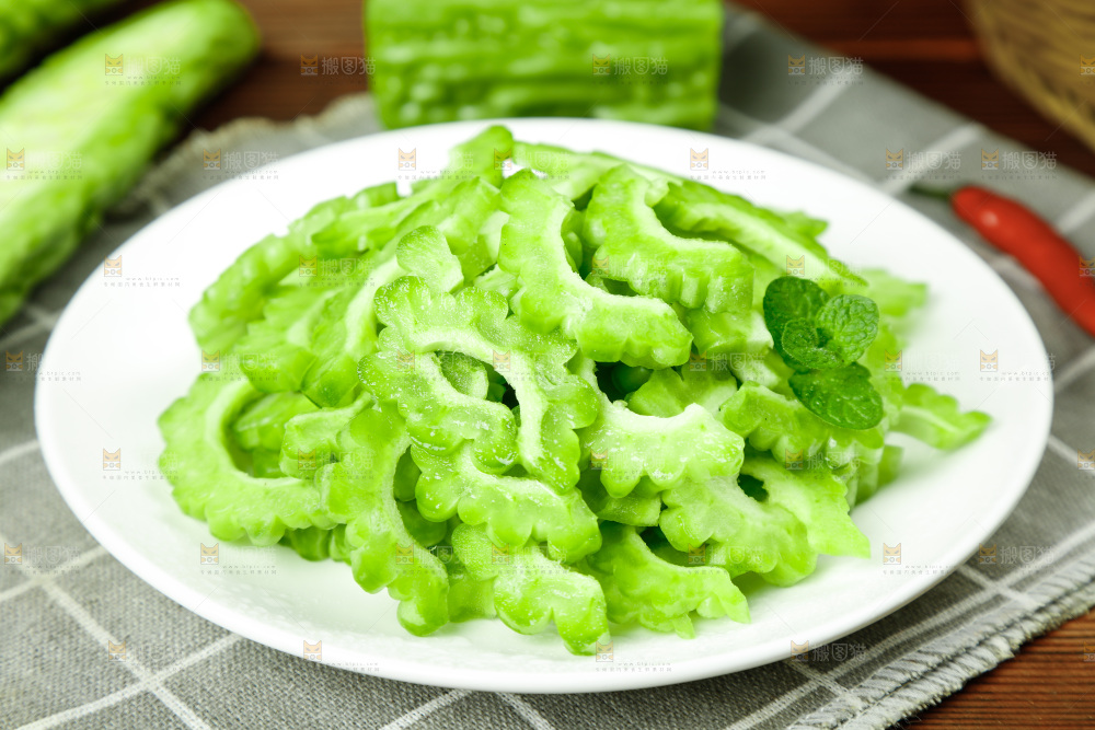 木底上的新鲜苦瓜