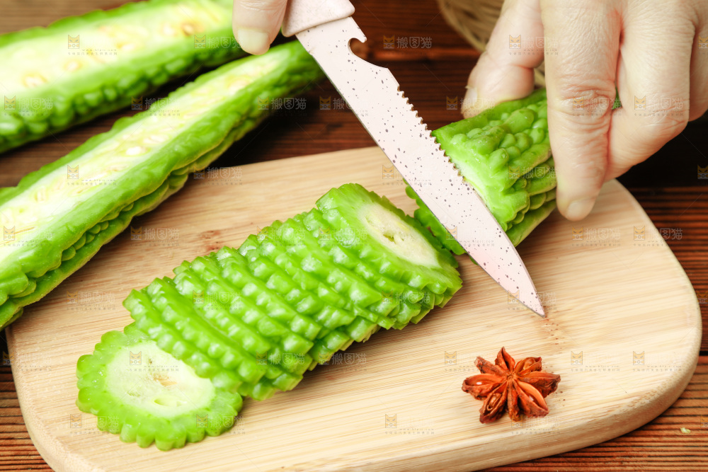 木底上的新鲜苦瓜