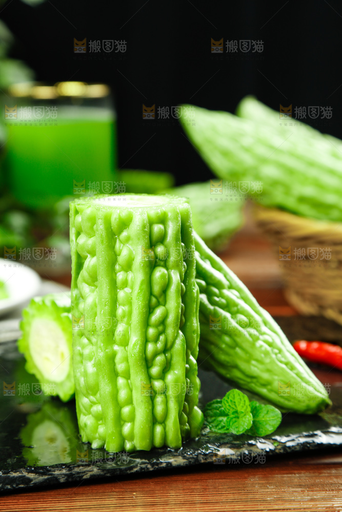 木底上的新鲜苦瓜