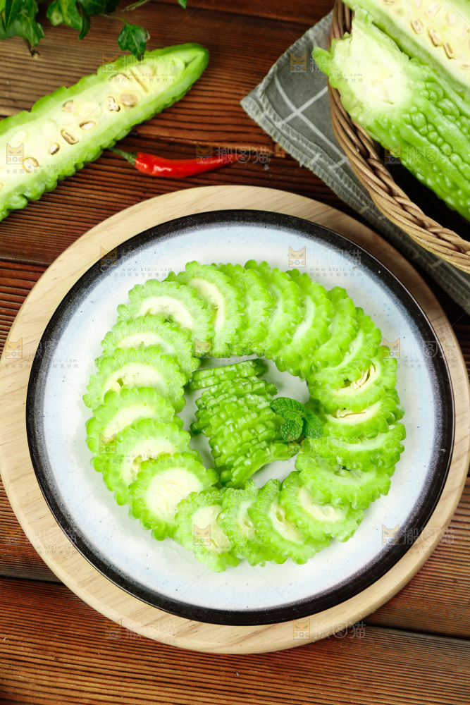 木底上的新鲜苦瓜