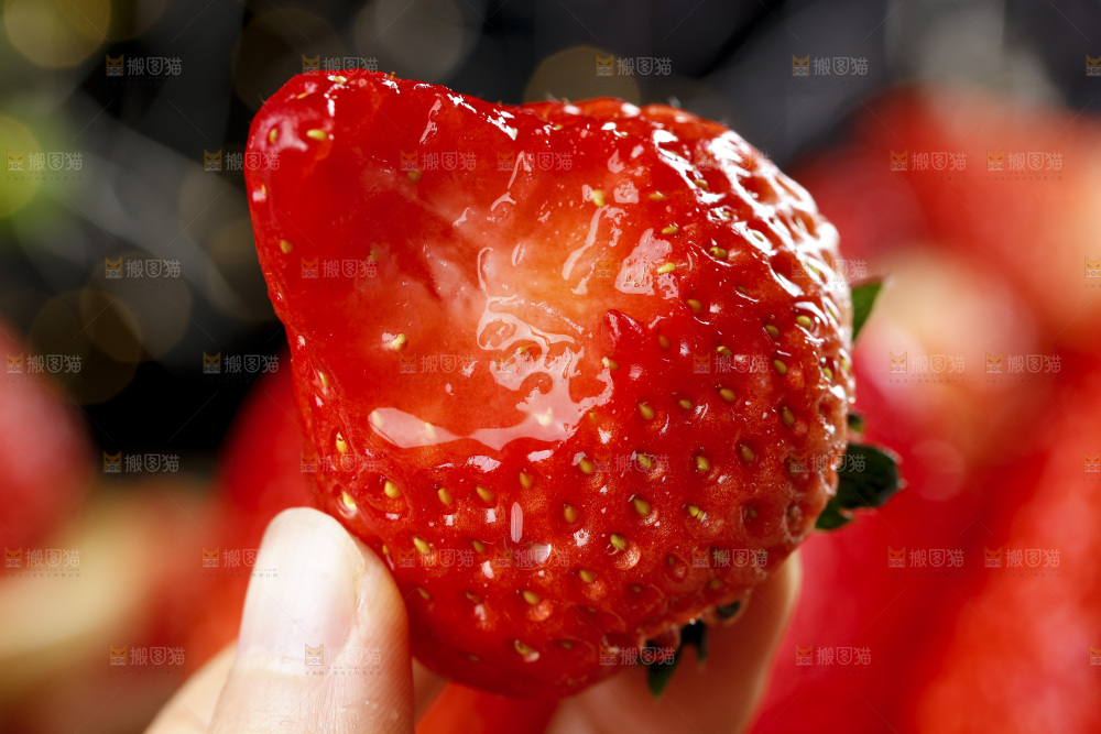 深底上的丹东草莓