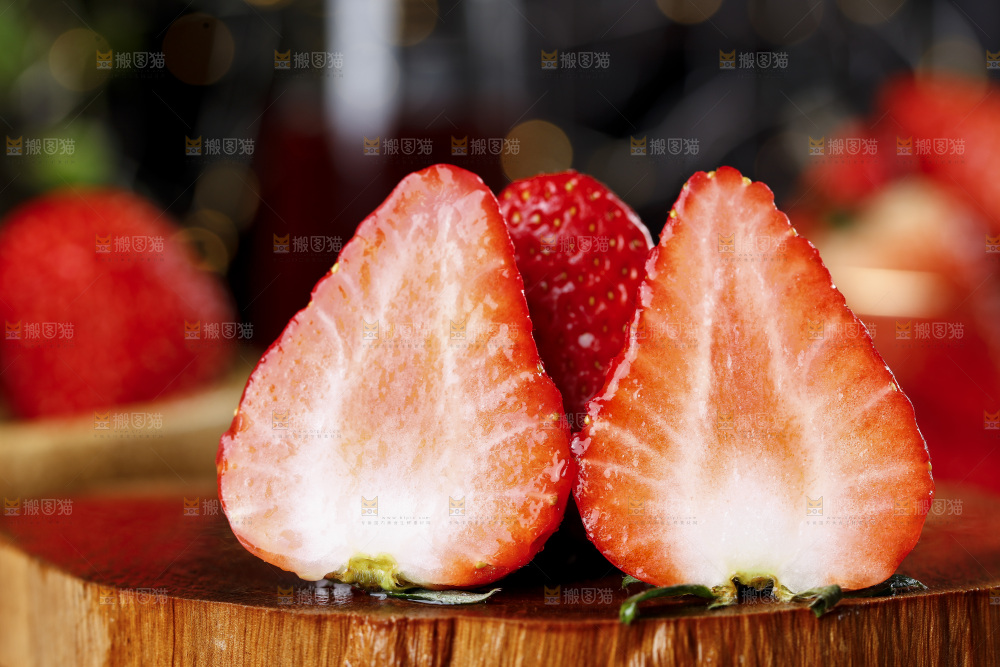 深底上的丹东草莓