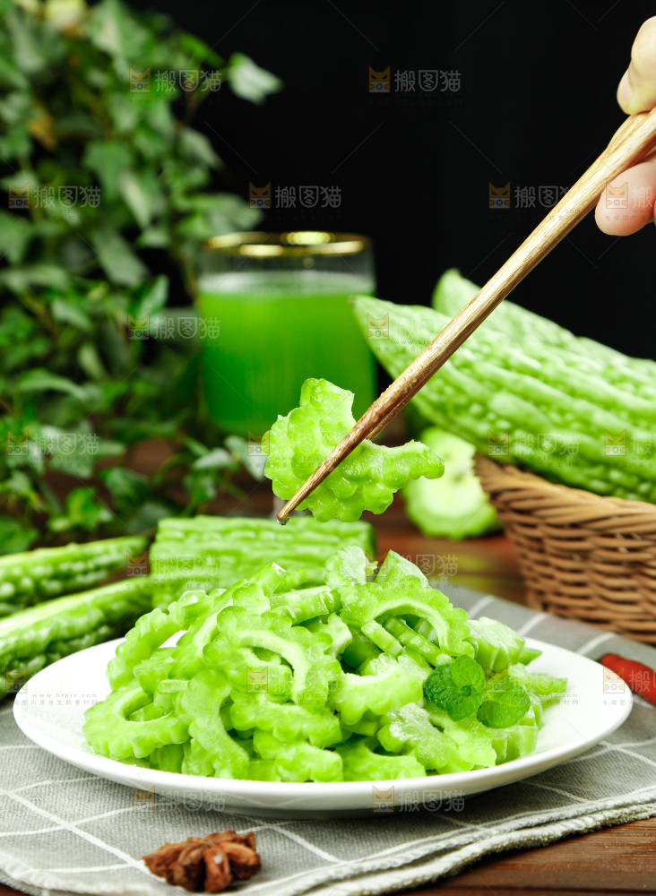 木底上的新鲜苦瓜