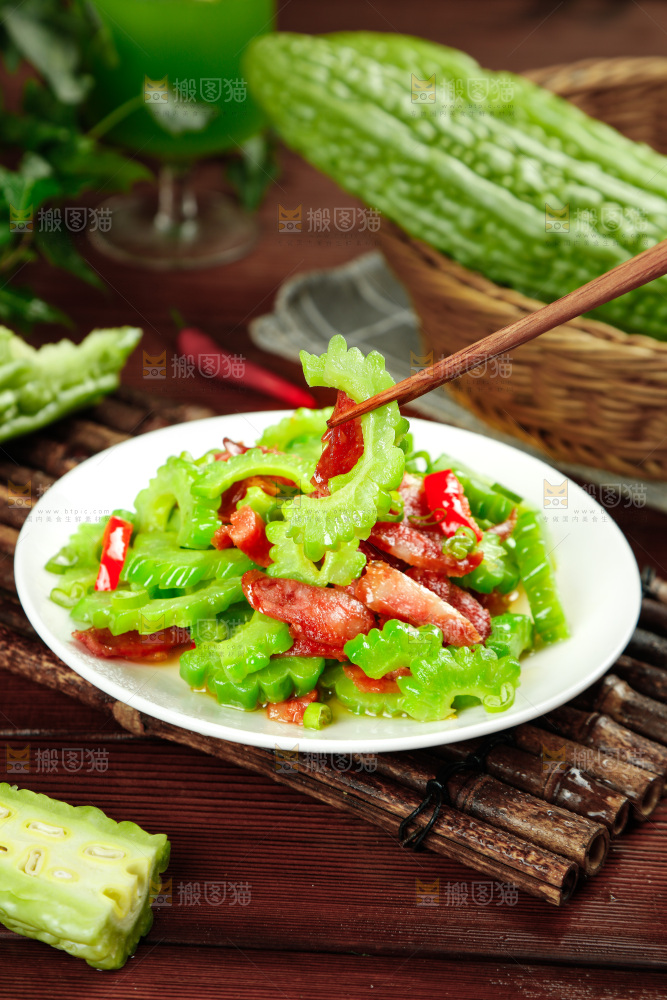 盘子里的苦瓜炒腊肠