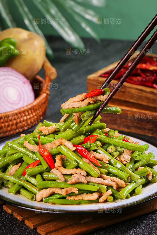 深底上的豇豆炒肉丝