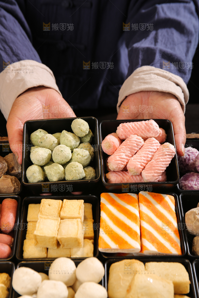 深底上的火锅丸子