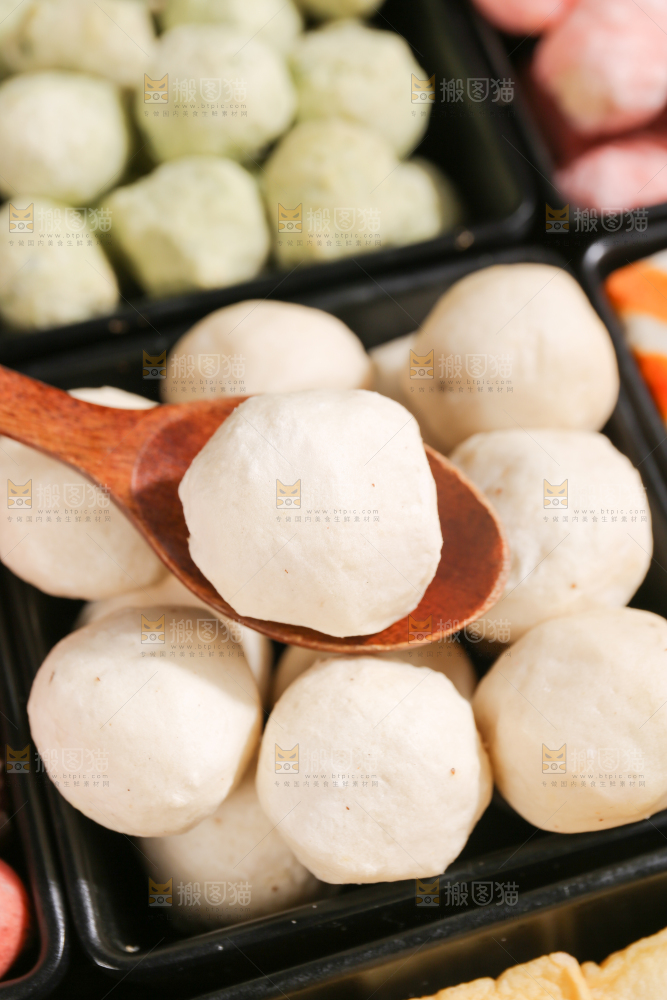 深底上的火锅丸子