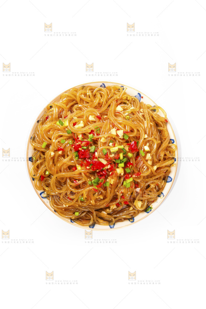 白底上的炒红薯粉条