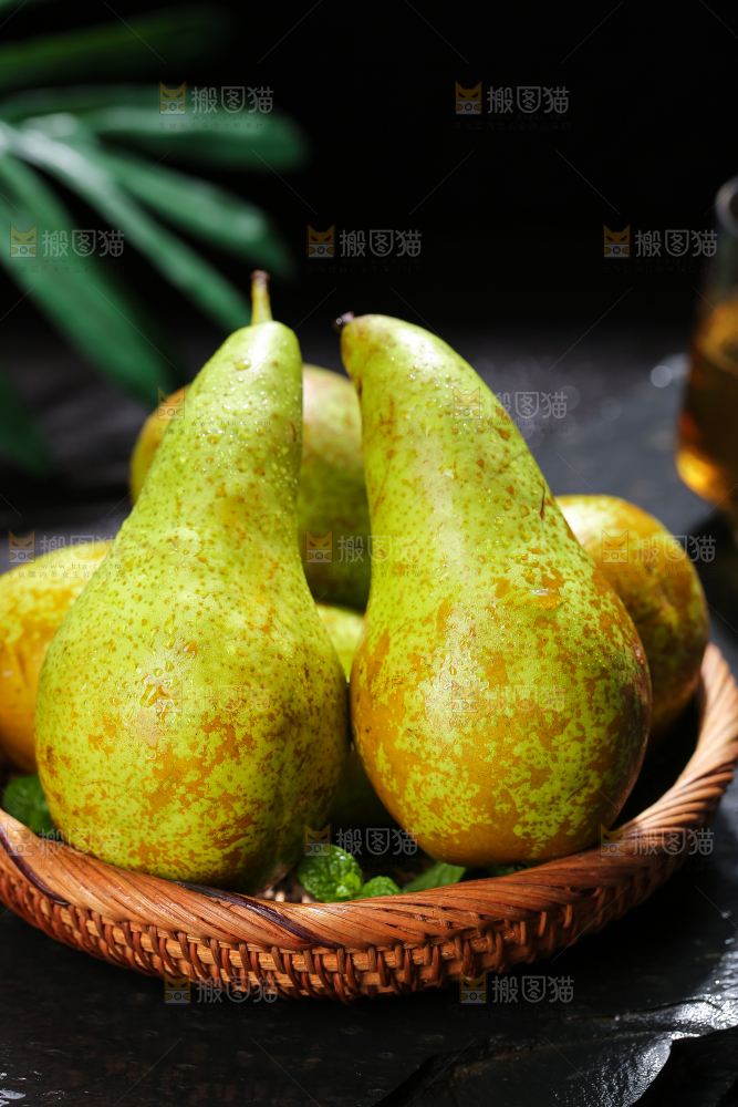 黑底上的进口啤梨