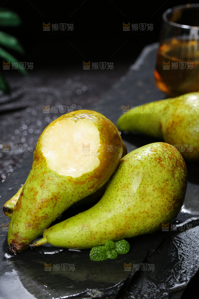 黑底上的进口啤梨
