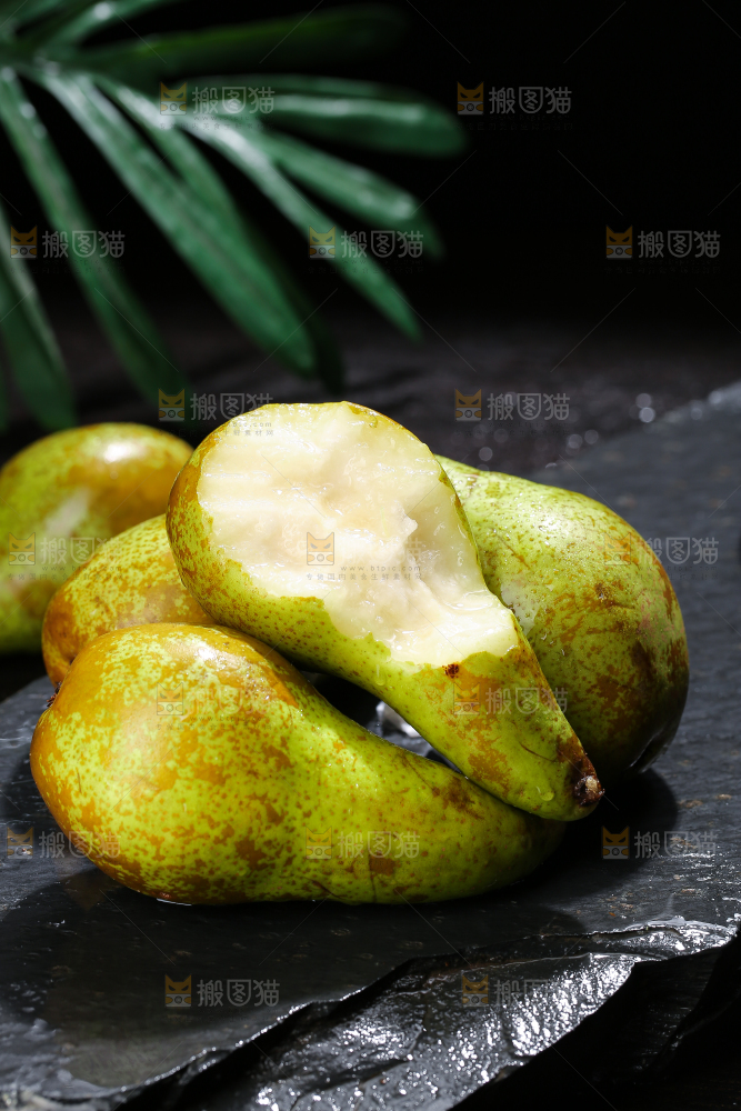 黑底上的进口啤梨
