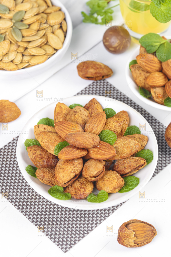 浅底上的巴旦木仁