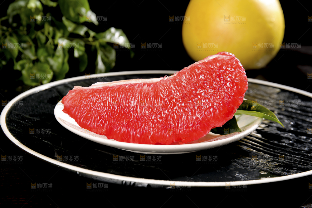 黑底上的红心蜜柚