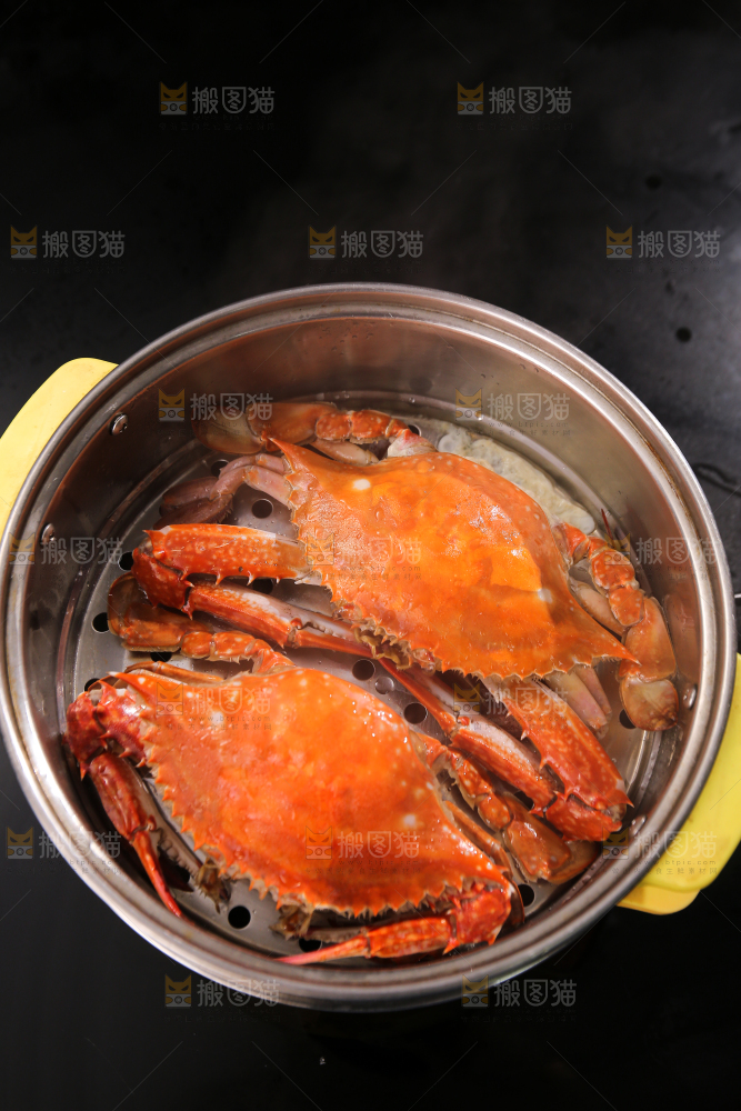 深底上放着梭子蟹
