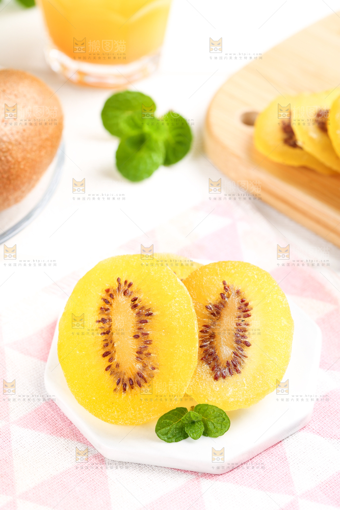 浅底上的黄心猕猴桃干