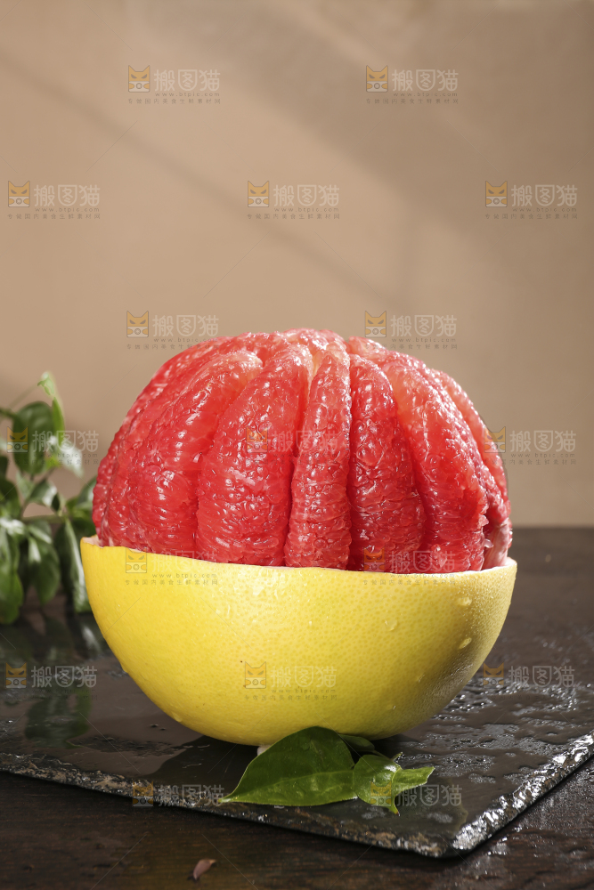 黑底上的红心蜜柚