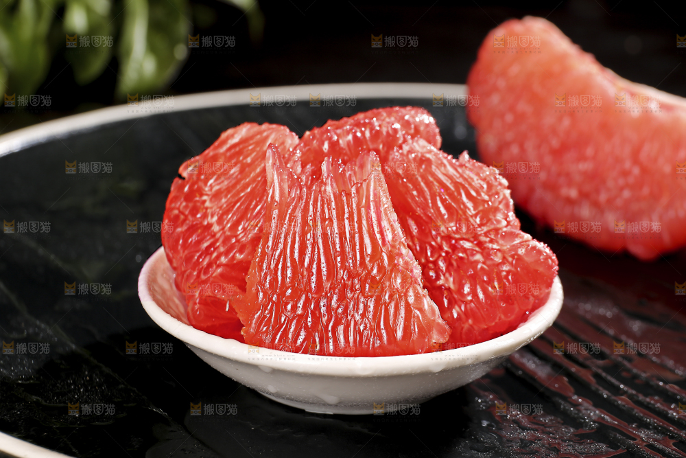 黑底上的红心蜜柚