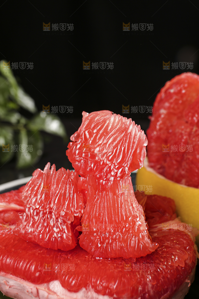 黑底上的红心蜜柚