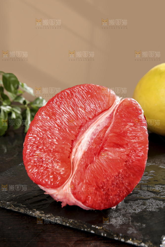 黑底上的红心蜜柚