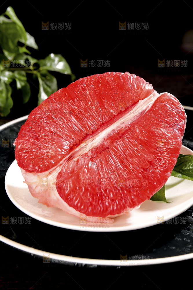 黑底上的红心蜜柚
