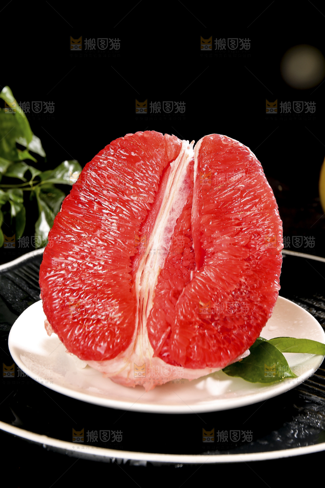 黑底上的红心蜜柚