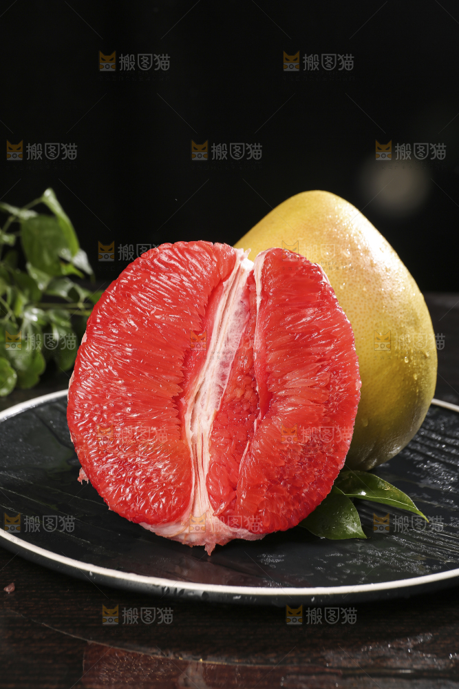 黑底上的红心蜜柚