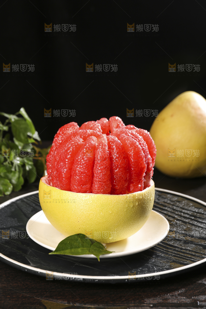 黑底上的红心蜜柚