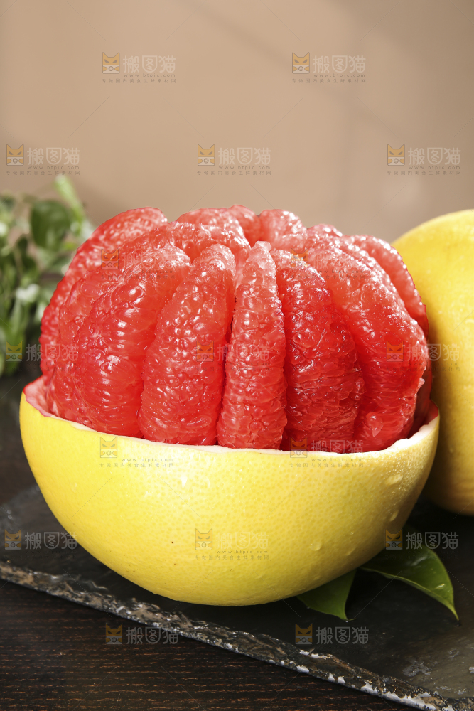 黑底上的红心蜜柚