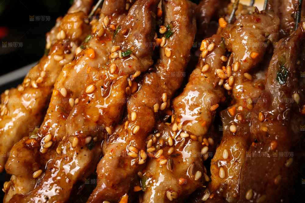 黑底上的羊肉串
