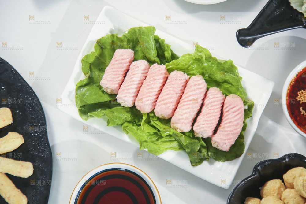 浅底上的火锅丸子